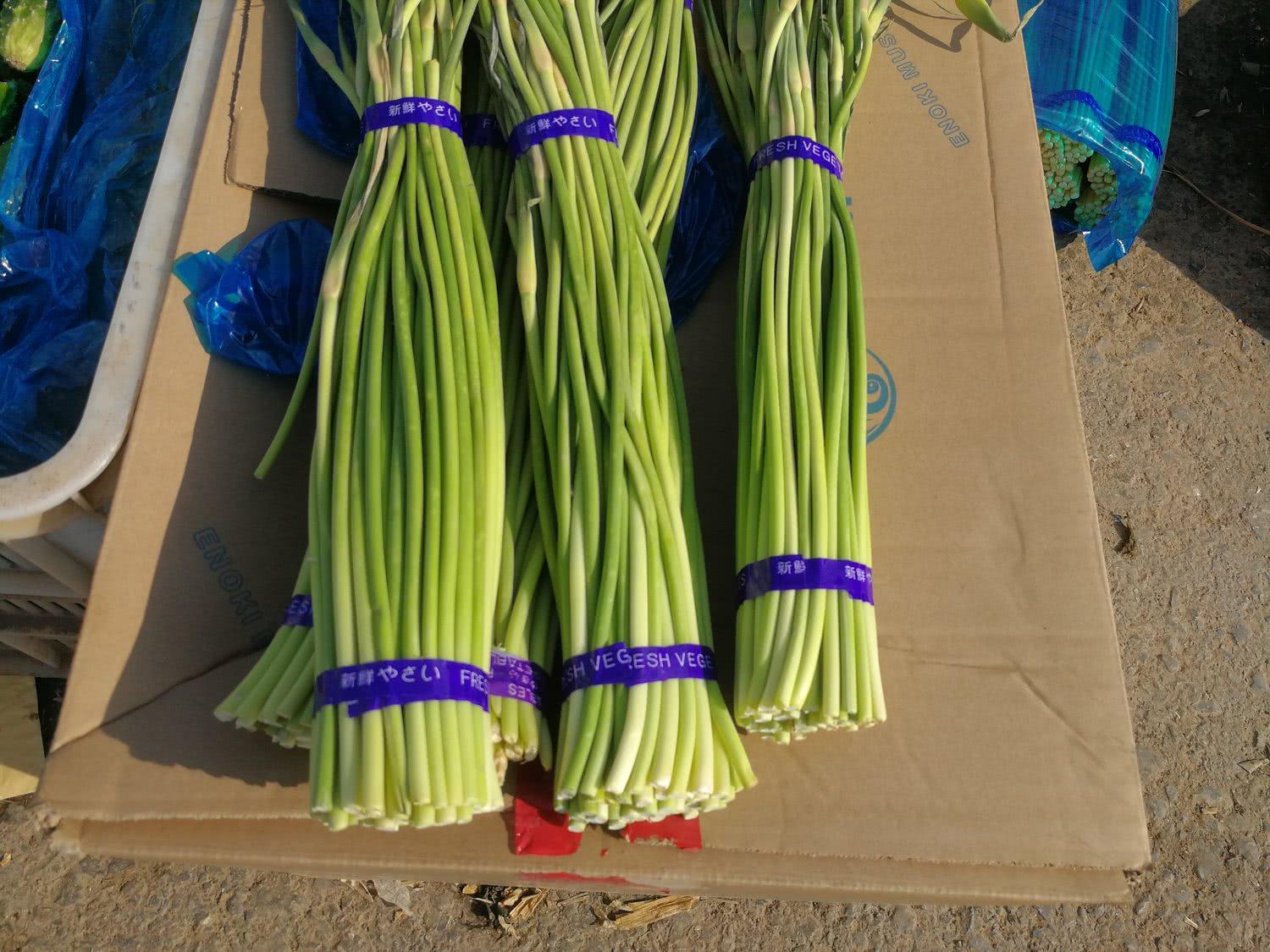春節(jié)菜價(jià)顯金貴，蒜薹20元1斤，香椿芽42元1斤，比牛肉還貴