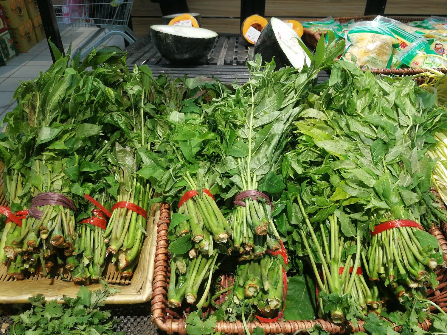春節(jié)菜價(jià)顯金貴，蒜薹20元1斤，香椿芽42元1斤，比牛肉還貴