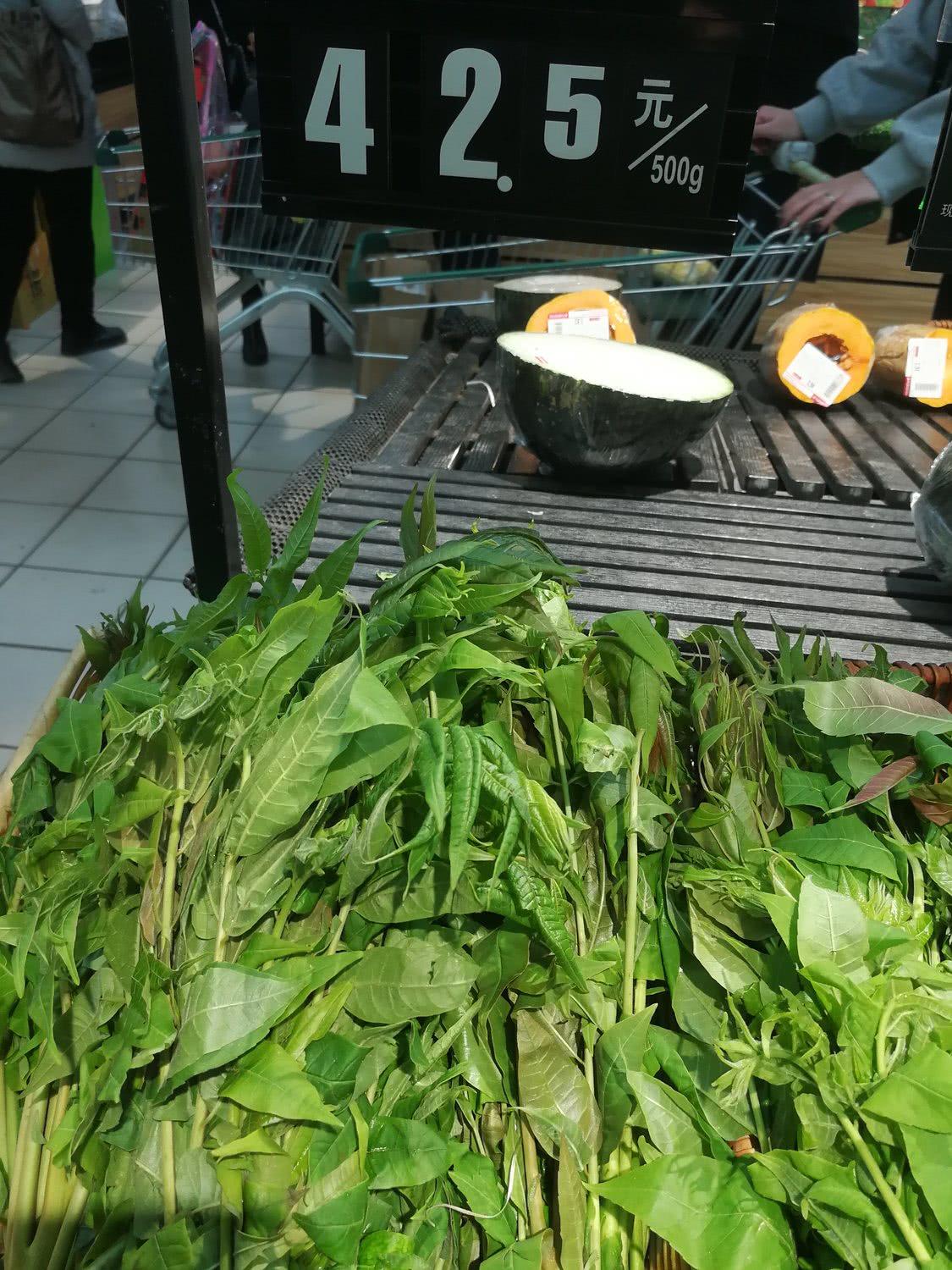 春節(jié)菜價(jià)顯金貴，蒜薹20元1斤，香椿芽42元1斤，比牛肉還貴