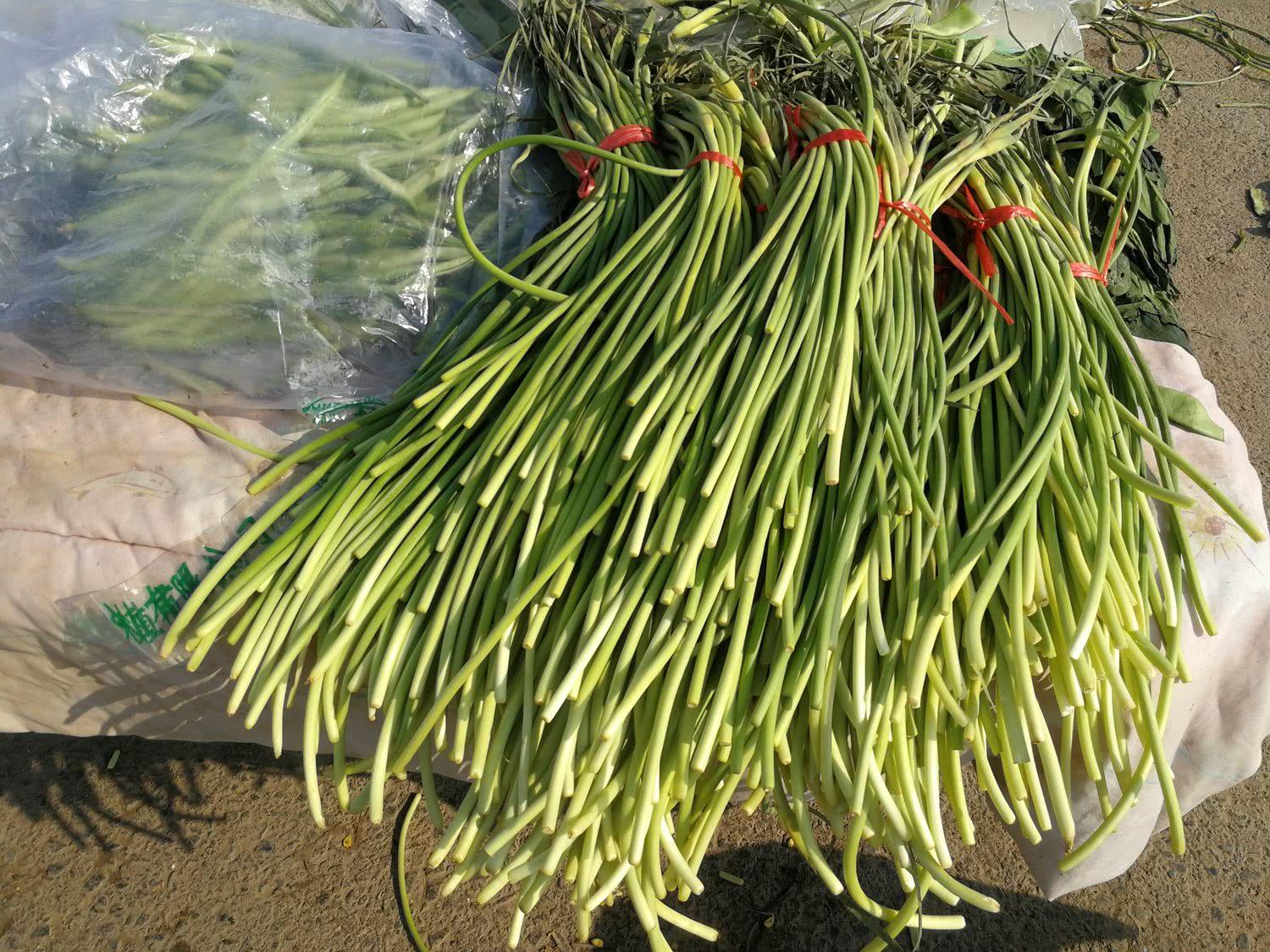 春節(jié)菜價(jià)顯金貴，蒜薹20元1斤，香椿芽42元1斤，比牛肉還貴