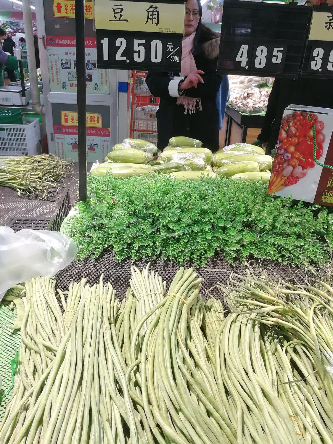 春節(jié)菜價(jià)顯金貴，蒜薹20元1斤，香椿芽42元1斤，比牛肉還貴